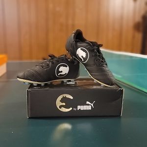Soccer shoes